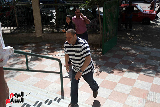 ضياء السيد أثناء دخول المسجد لحضور جنازة أحمد ماهر